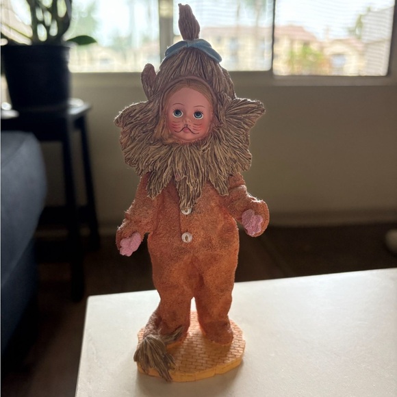 Madame Alexander Cowardly Lion Figurine - Picture 1 of 4
